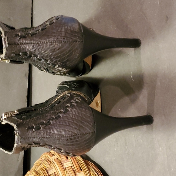 Vince Camuto Peep Toe 4 inch heels, Ankle Boots. Size 5.5B - Picture 4 of 7